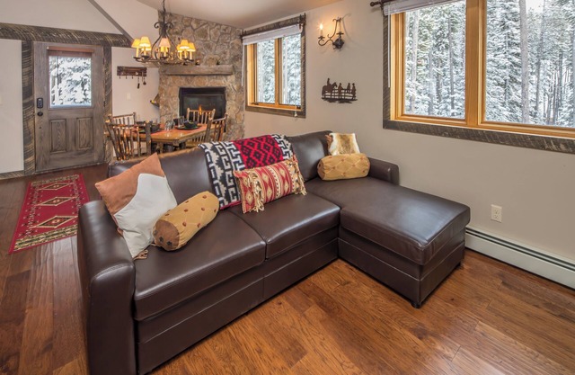 Cozy ski-in/ski-out home w/fireplace & clawfoot tub - Little Plume Flat