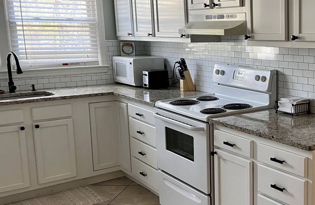 Cozy Southside Savannah 3 Bed room 2 Bath home - 15 Minutes to downtown Savannah