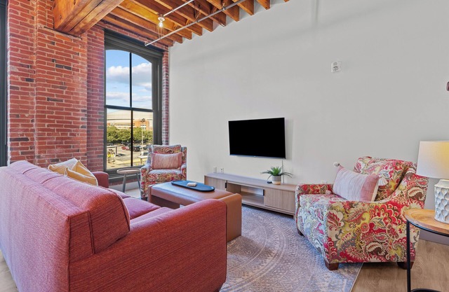 Cozy Spacious Loft Next to the Arch – Casino, Conventions & Stadiums