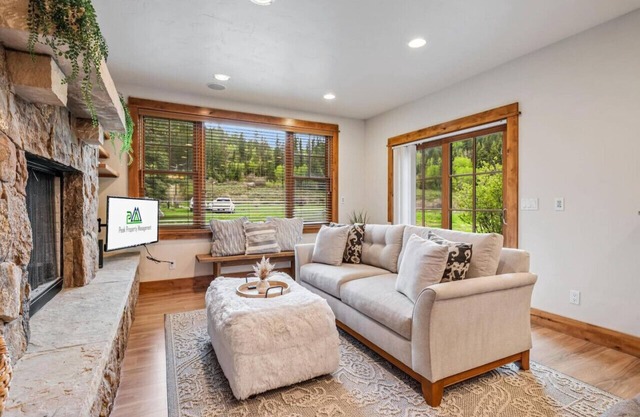 Cozy Spacious Mountain Home Close To Everything