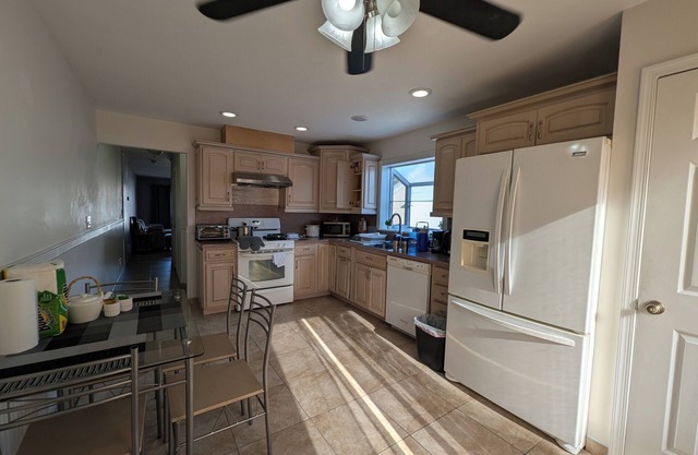 Cozy Staten Island Escape: 3-Bedroom Home with Complimentary WiFi & AC
