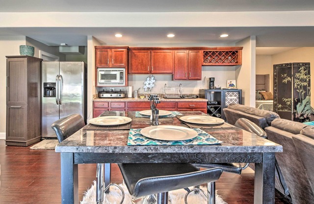 Cozy Steger Apartment w/Patio: 30 Mi to Chicago!