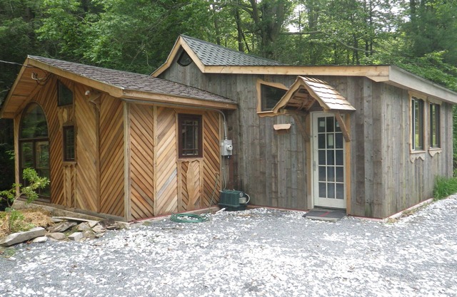 Cozy streamside cabin, convenient to Ski Liberty and Gettysburg