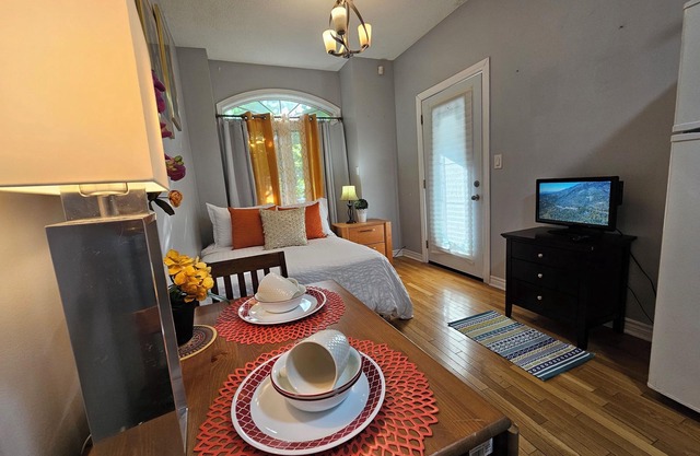 Cozy Studio 10 minutes walk to Lansdowne Subway Station