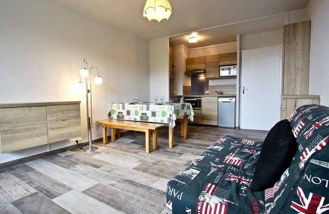 Cozy Studio-Cabin with South-Facing View, Near Slopes, Sleeps 4/5