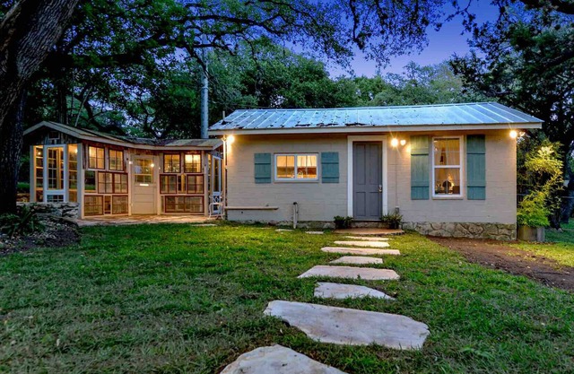 Cozy Studio Cottage - Near Floores Country Store, SeaWorld and Fiesta Texas