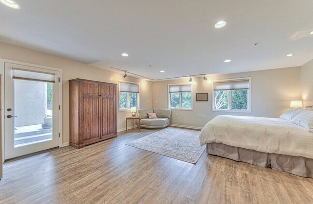 Cozy studio "Del Monte Oaks " Rental-Great for extended stays with WiFi access