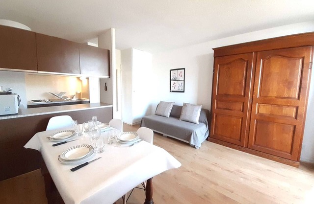 Cozy studio for 4 with balcony and kitchenette at Pla d'Adet