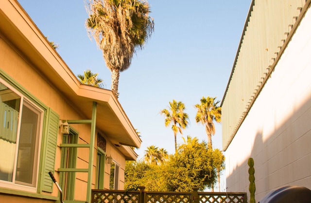 Cozy Studio/Flat Steps to Ocean745- Sleeps 2, great location next to Belmont Par