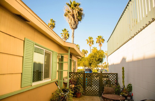 Cozy Studio/Flat Steps to Ocean 747- Sleeps 2, BBQ, Bike Rack, Surfboard