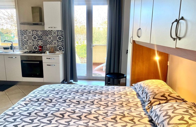 Cozy studio flat with patio, 5 minutes to Fiumicino airport.