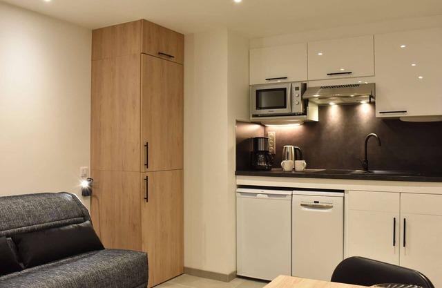 Cozy Studio for 2 near Ski Slopes in Méribel with Modern Amenities
