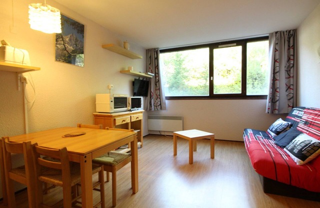 Cozy Studio for 4 Near Slopes with Dishwasher, Elevator, and Ski Storage