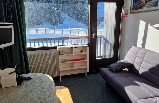 Cozy Studio for 4 on the Slopes, Near Ski Lift & Shops, Balcony with Ski Area View