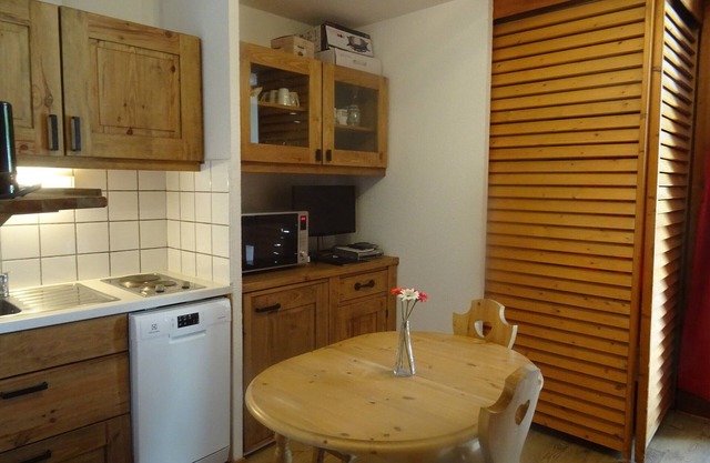 Cozy Studio for 3 in Arc 2000, Near Rink, South-Facing Balcony, 2 Min to Slopes