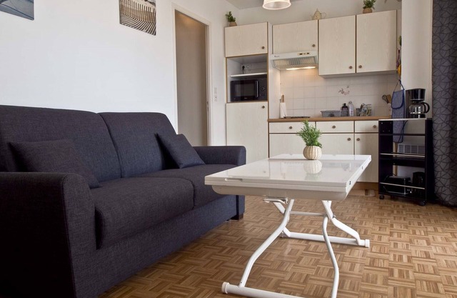 Cozy Studio Near Beach and Shops - Arago District