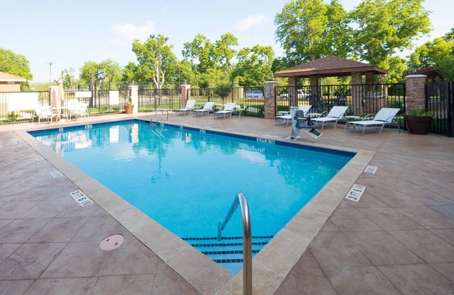 Cozy Studio. Free Breakfast Buffet. Outdoor Pool.