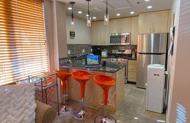 Cozy Studio - Heart of Downtown w/Rooftop Views!