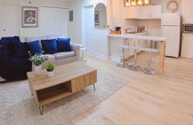 Cozy studio in enchanting Orlando close to all attractions w/AC, WiFi/King bed
