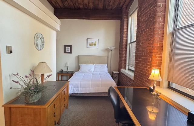 Cozy studio in the heart of Downtown Mystic.