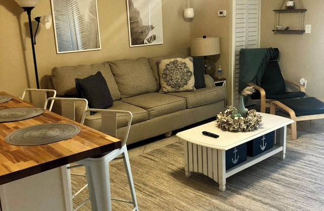 Cozy studio in wonderful New Smyrna Beach walking distance to 27th ramp and park