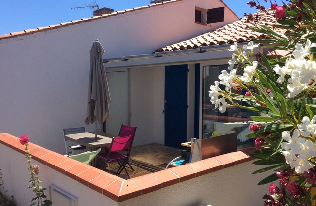 Cozy Studio Maisonette near Beach with Private Courtyard and Parking
