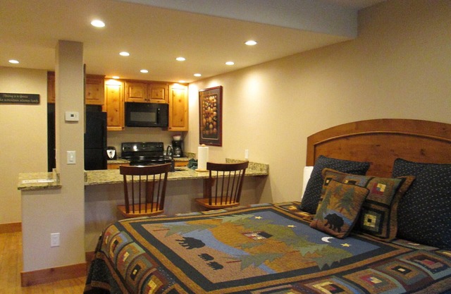 Cozy studio on Copper Moutain only 100 yards to the Super Bee. Pet Friendly!