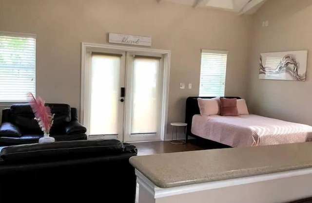 Cozy Studio on Large Lot, Near Downtown and IAH!
