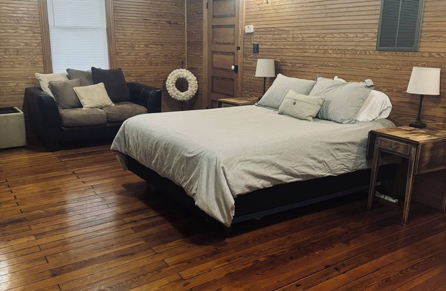 Cozy studio rental situated between Bedford and Lynchburg Virginia