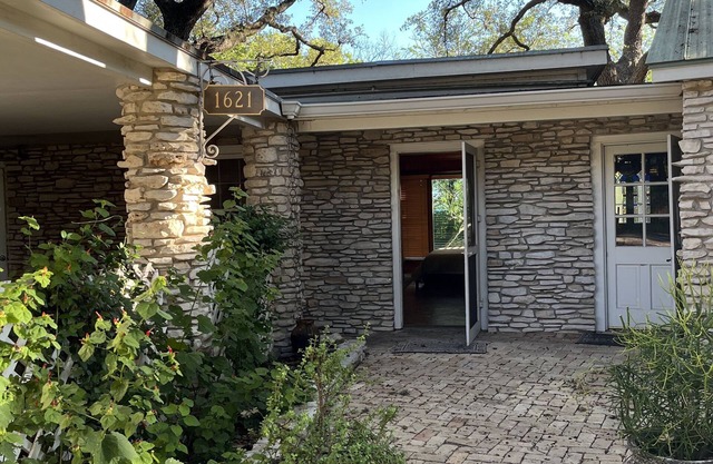 Cozy studio under the Oaks, easy walk to Zilker park and fun!