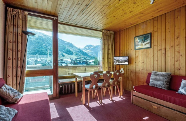 Cozy Studio with Balcony, Close to Center, Ski Shuttle, WiFi, and Pet Friendly!