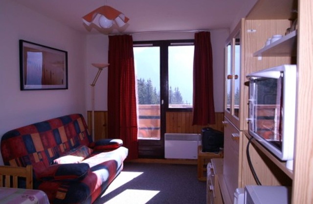 Cozy Studio with Balcony, Near Slopes and Shops, Ski-in/Ski-out Access