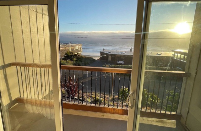 Cozy Studio with Ocean Views, King Adjustable Bed, Fireplace & Pet Friendly