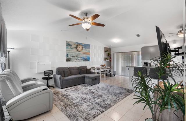 Cozy & Stylish 1BD Getaway steps to Warm Mineral Springs