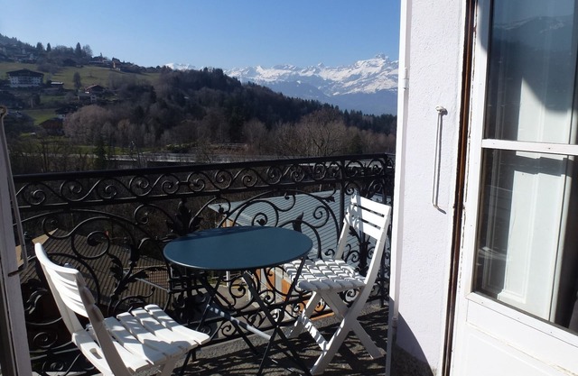 Cozy, sunny studio in the town center, with views over the valley