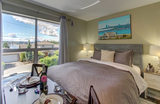 Cozy suite with lake and city views, hot tub, near parks, shopping, & dining