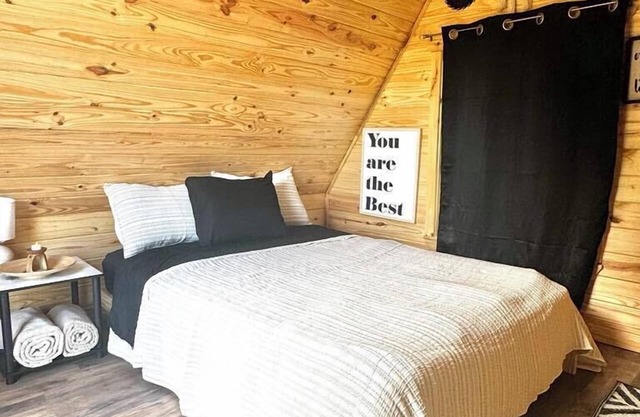 Cozy Summer Tiny House Near Lake Livingston