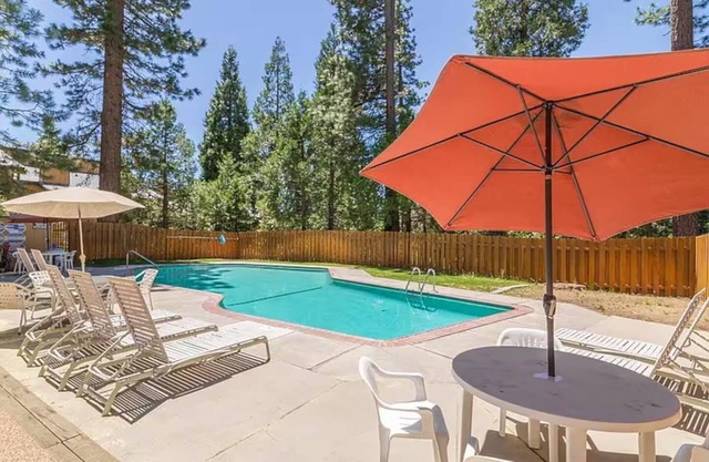 Cozy Sunny Retreat with Hot Tub in Kings Beach