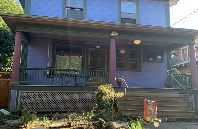 Cozy Sunnyside Flat in Historic Home
