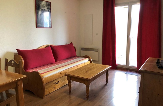 Cozy T2 Apartment for 4 with Terrace, near Slopes, Free Shuttle, Mountain View, Access to Spa