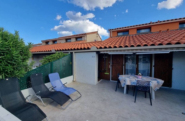 Cozy T3 Villa with Pool, Terrace, and Private Parking Near Beach and Shops