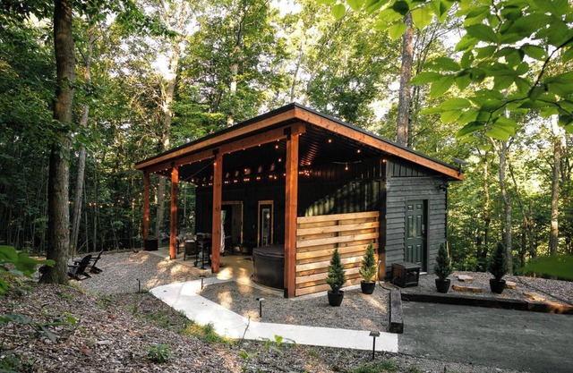 Cozy Tiny Home in Hocking Hills - Hot Tub + Fire Pit - Minutes to Old Man’s Cave