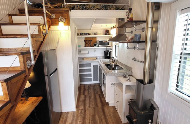 Cozy Tiny Home in Splendora with AC and WiFi - Perfect Getaway