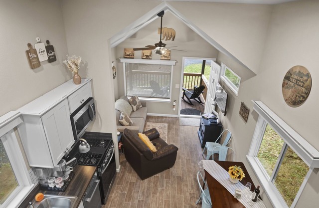 Cozy Tiny Home w/Hot tub and firepit close to Mt. Rainer Nat.Park & Restaurants