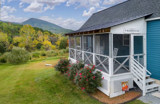 Cozy Tiny House with Mountain Views, Firepit, Deck & Clawfoot Tub