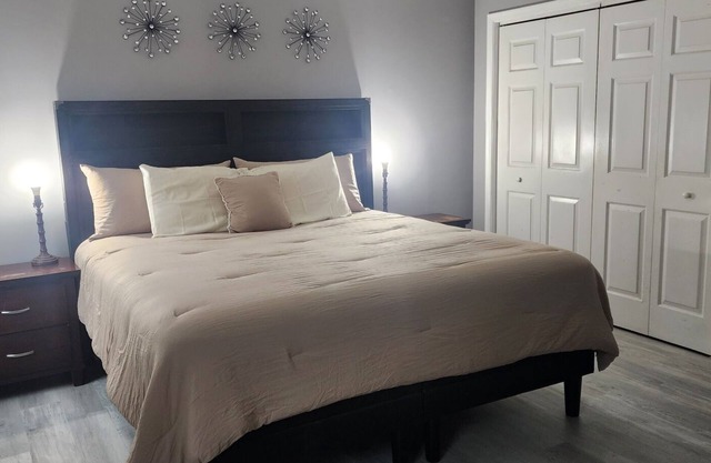 Cozy Townhome w/Private Parking