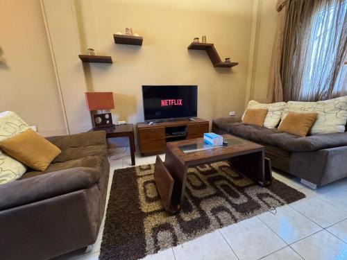 Cozy Townhouse, with back yard (98)