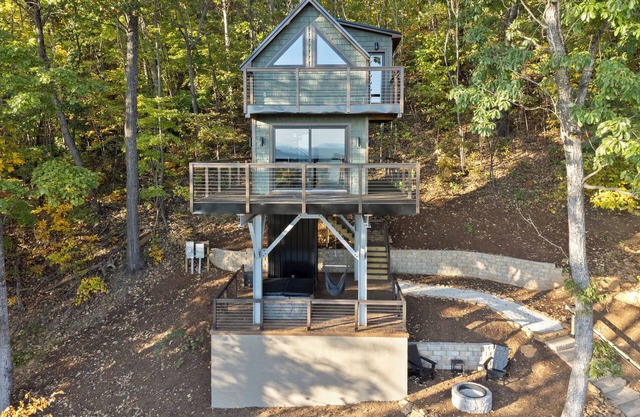Cozy Treehouse in charming Stanardsville with WiFi, Heating/AC, Hot Tub! n