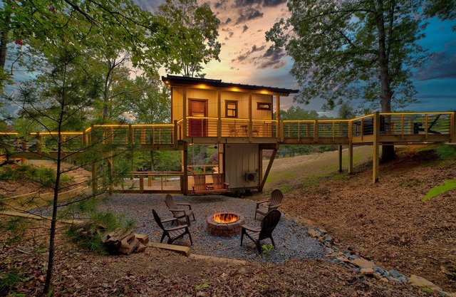Cozy Treehouse w/Hot Tub, Fire Pit, Steps to Blue Ridge Lake, Dog Friendly