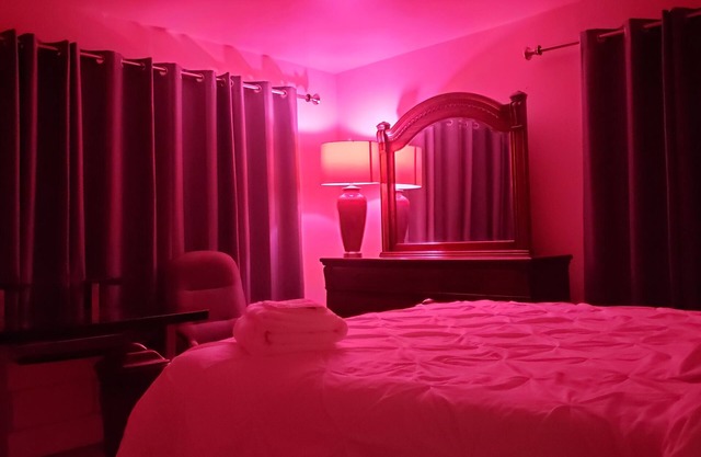 Cozy Upper 2 bedroom apartment >Free Wi-Fi and parking - 2nd floor-private space